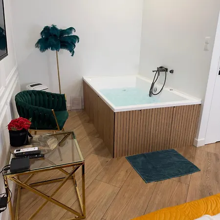 Z Jacuzzi Shadow Zamoyskiego *