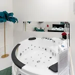 Z Jacuzzi Shadow Zamoyskiego קרקוב