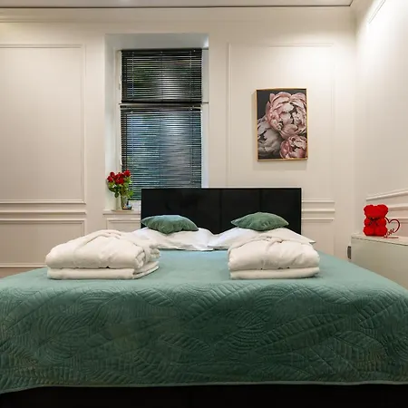 Z Jacuzzi Shadow Zamoyskiego *